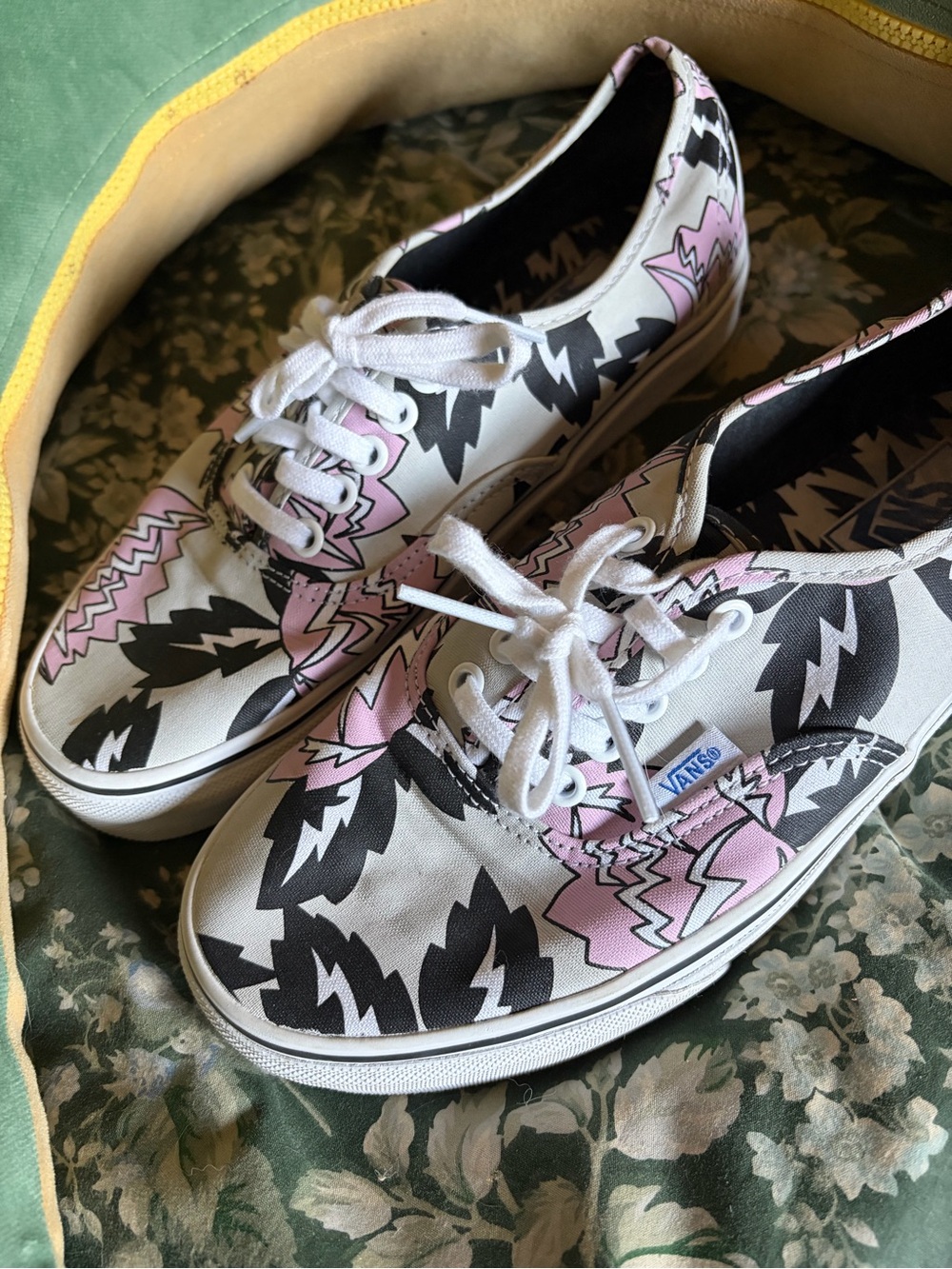 Embrace your 80’s self Vans Low-Top Sneakers in Pink, Black & White 9.5 women